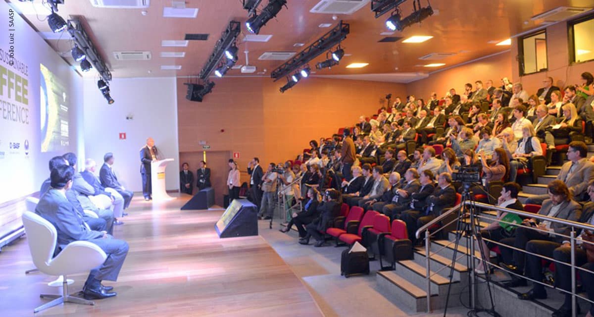 Conferência em São Paulo destaca a produção sustentável de café no Brasil à imprensa internacional