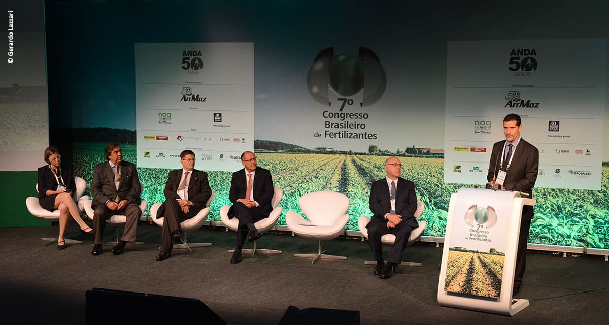 Demanda por fertilizantes no mundo deve chegar a 200 milhões de toneladas em 2021/2022, segundo dados da IFA