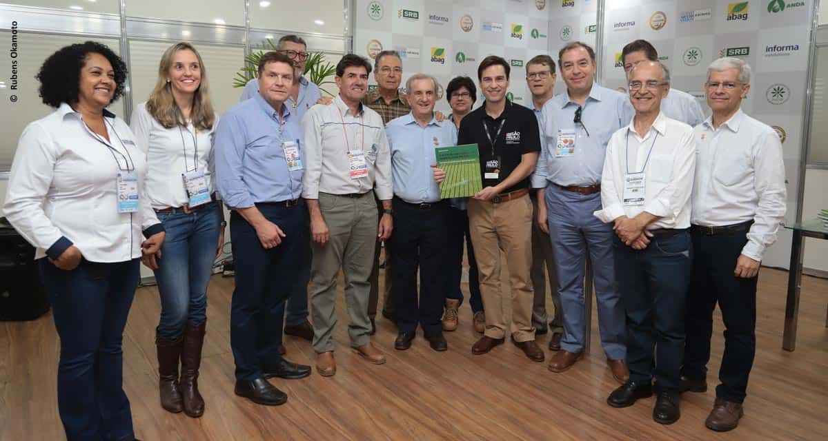 Lançado livro que retrata os 25 anos da AGRISHOW