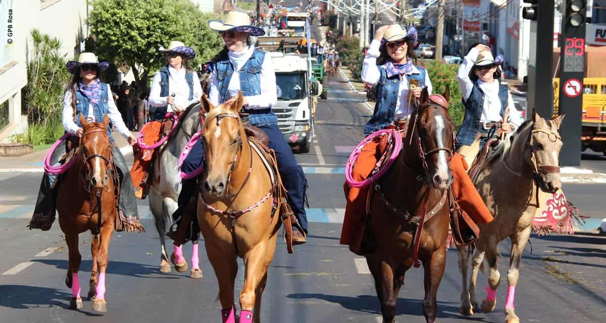 Comitiva “Elas no Campo” é a campeã do desfile de abertura da Expo Rio Verde