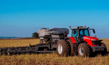 Tecnologia do trator MF 8700 S permite operar em velocidades precisas