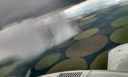 Aviões semeiam nuvens e fazem chover sobre os canaviais