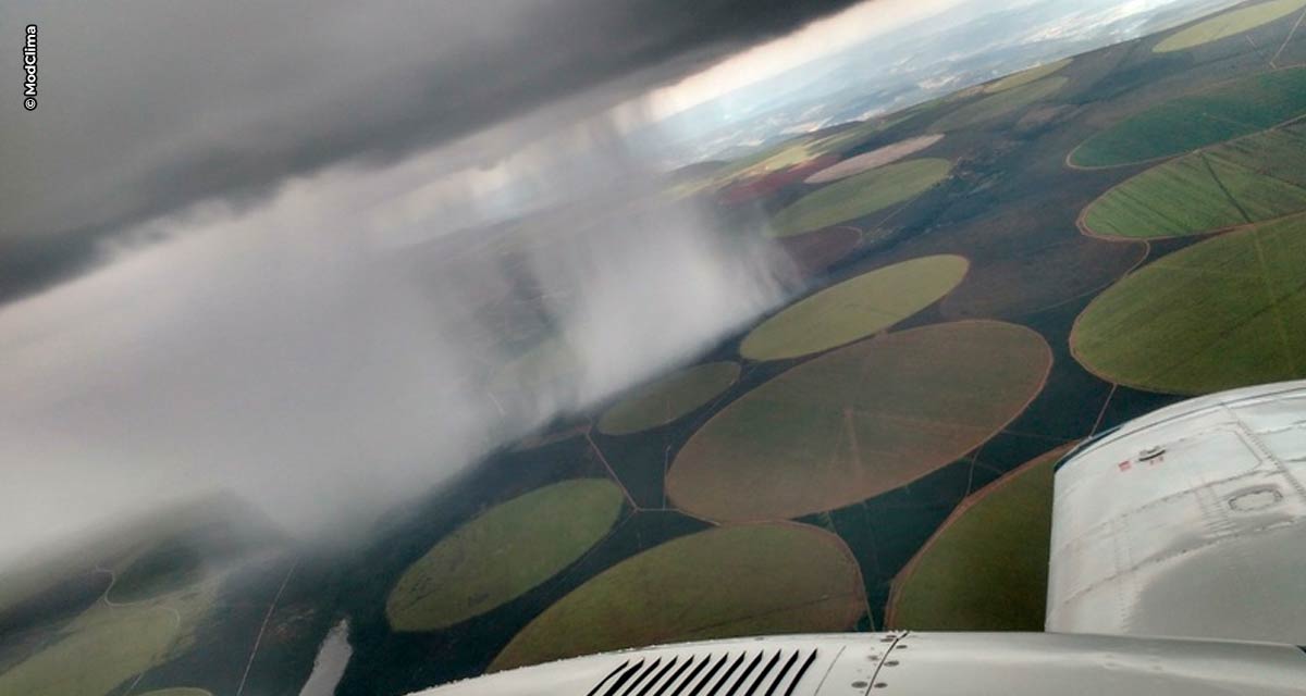 Aviões semeiam nuvens e fazem chover sobre os canaviais