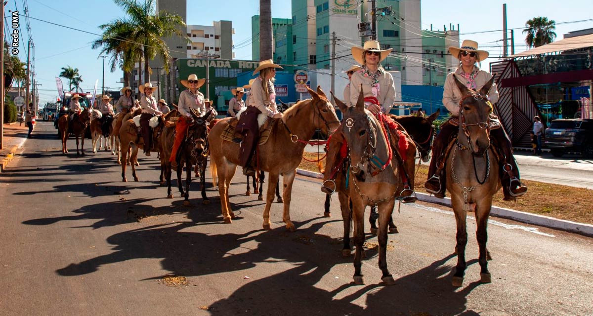 Mulheres do agro participam de desfile anual da Comitiva Elas no Campo