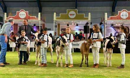 Trouw Nutrition destaca soluções em nutrição e apoia Clube de Bezerras na Expofrísia