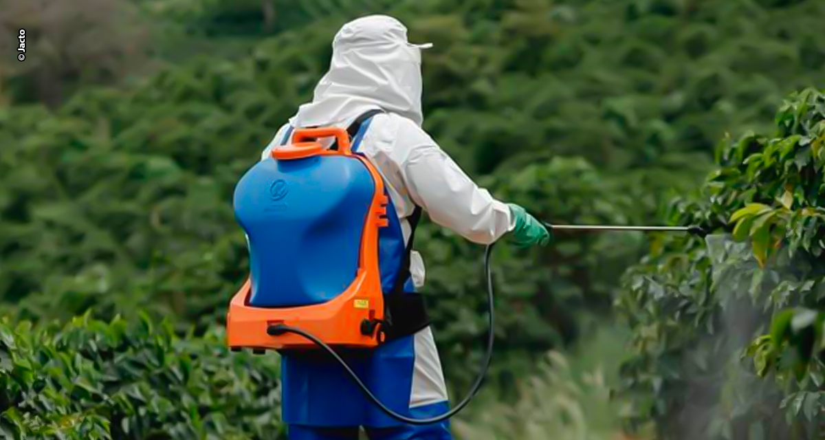 Hortitec 2025: Jacto apresenta lançamentos para poda e o novo pulverizador costal a bateria mais confortável da categoria, com formato ergonômico e redução de até 30% da carga sobre os ombros do produtor.