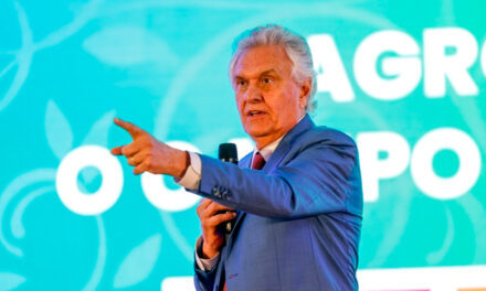 Caiado destaca avanço tecnológico do agro goiano em palestra em Holambra