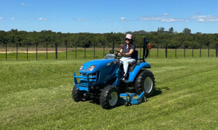 Trator compacto destaca-se por sua eficiência no campo e na cidade